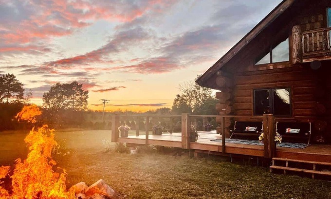 Ironwood Ski Chalet | Stunning Log Cabin Getaway at The Hannu Haus
