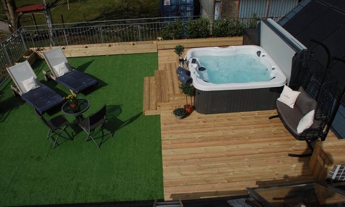 Perth House | Stunning Luxury Duplex with Hot Tub and AirCon