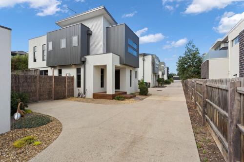 Silverleaves House | Stunning Luxury Townhome Walk to Beach & Shops