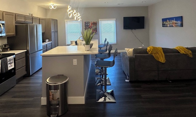 Walnut Hills Apartment | Stunning, Modern 2 Bedroom Retreat with King Bed
