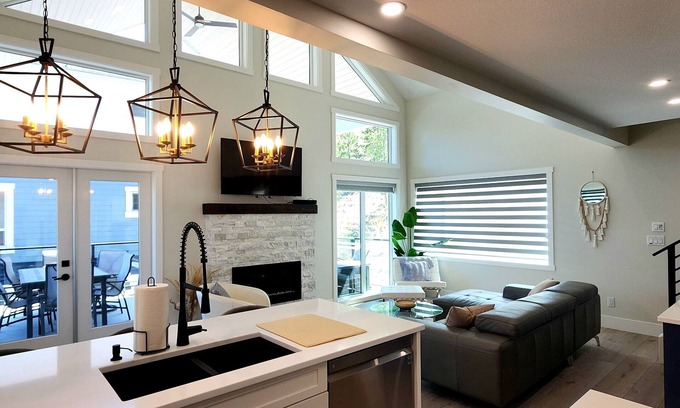 Central Okanagan House | Stunning Modern Cottage at La Casa Lakeside Resort