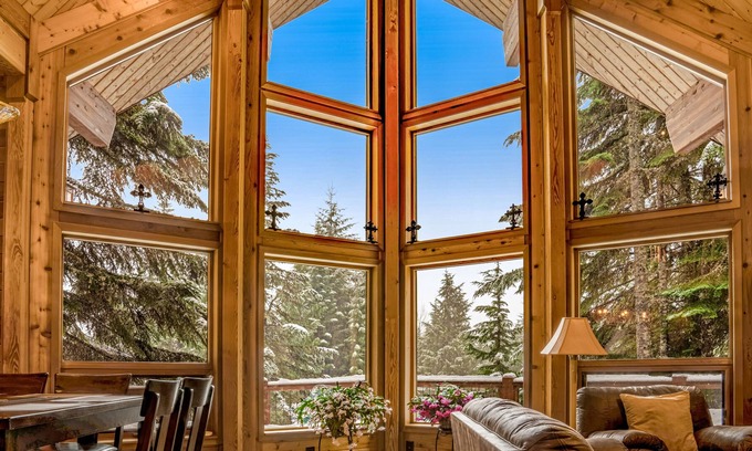 Hyak Cabin | Stunning mountain retreat near skiing & lake w/ free WiFi, spacious deck, & more