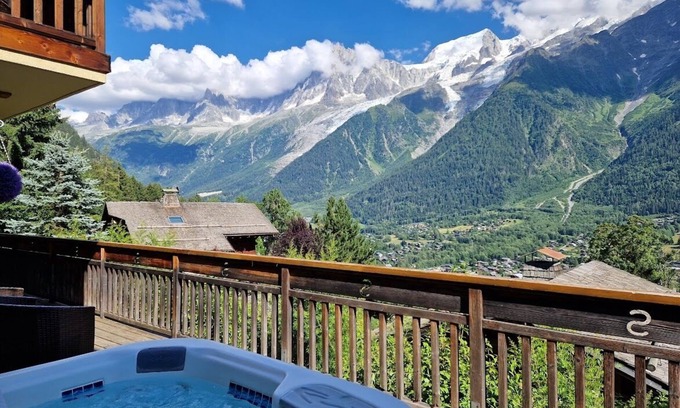 Les Houches Ski Chalet | Stunning mountain-side chalet, 7-bedrooms, Pool & Spa