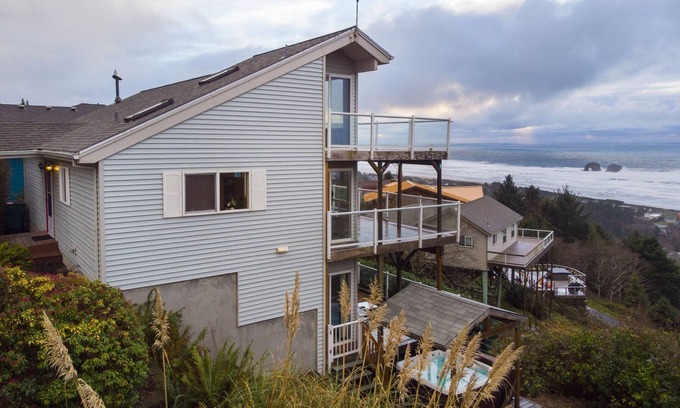 Rockaway Beach House | Stunning Ocean Views with Hot Tub