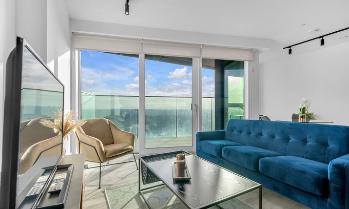 East Acton Apartment | Stunning One Bedroom in Icon Tower in North Acton