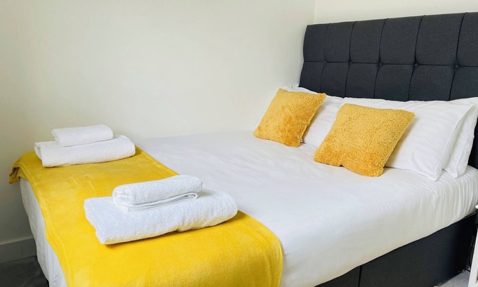 Cambridge House | Stunning open plan Penthouse, 3bedroom with terrace sleeps 7, Private parking