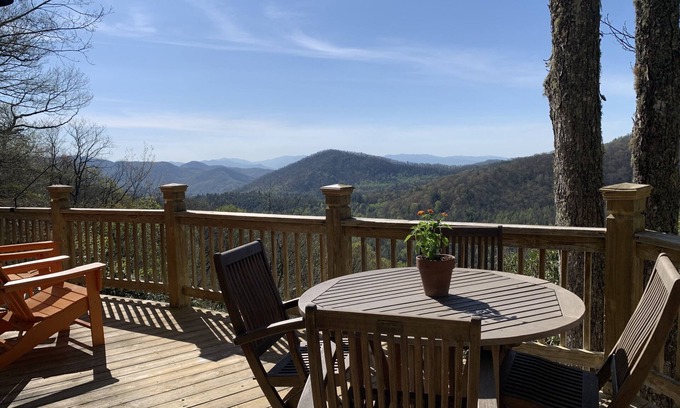 Highlands House | Stunning panoramic mountain views-close to town!
