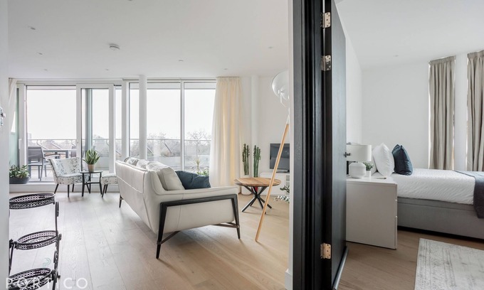 Queenstown Apartment | Stunning penthouse apartment with breathtaking views located in Battersea.
