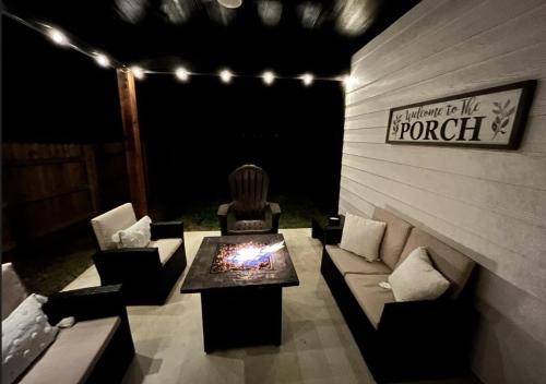 Granbury House | Stunning & Pristine Kitchen-Smart TVs-Modern Gas Firepit-Free Parking