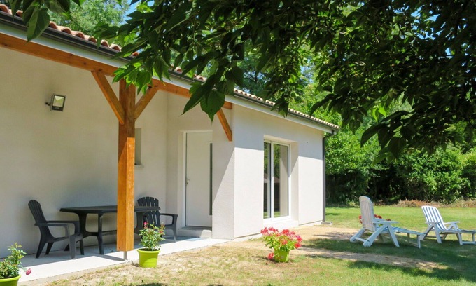 Civrac-en-Medoc House | Stunning private villa for 4 guests with WIFI, TV and terrace