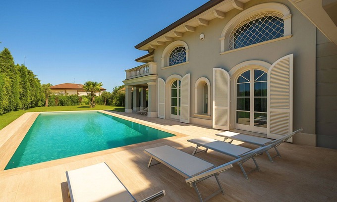 Forte dei Marmi Villa | Stunning private villa for 18 guests with WIFI, private pool, A/C, hot tub, TV and patio