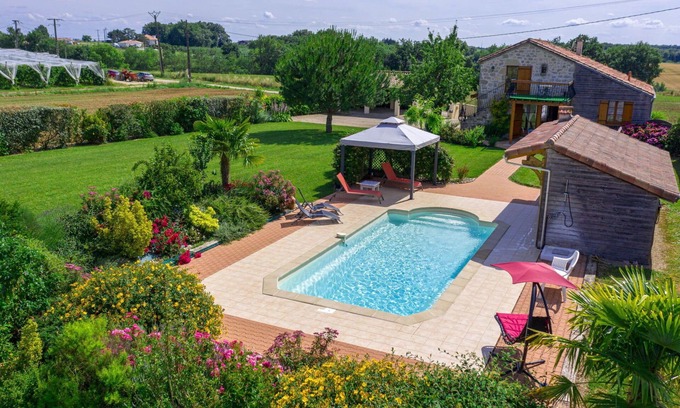 Madaillan Villa | Stunning private villa for 6 people with A/C, private pool, WIFI, TV, terrace and pets allowed