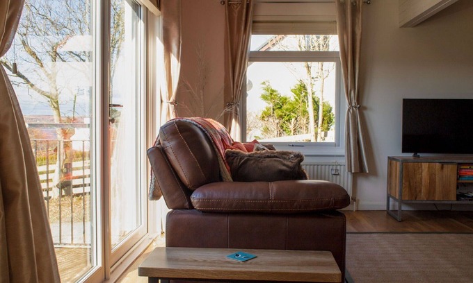 Eyre Villa | Stunning private villa for 7 guests with WIFI, TV, patio, pets allowed and panoramic view