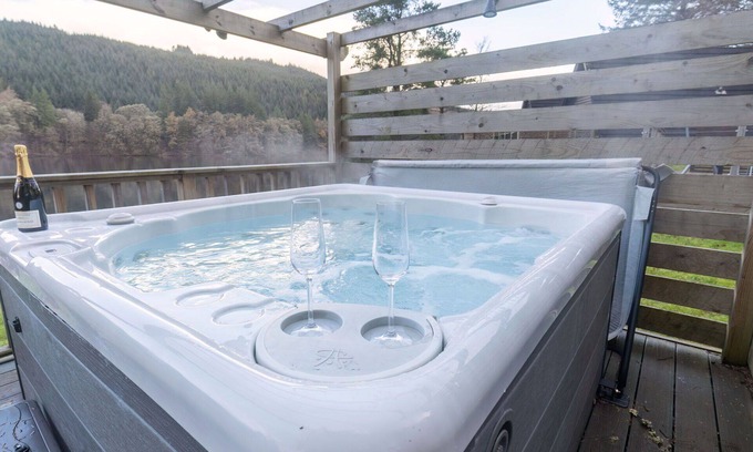 South Laggan House | Stunning private villa for 6 guests with hot tub, WIFI, TV, terrace, pets allowed and panoramic .