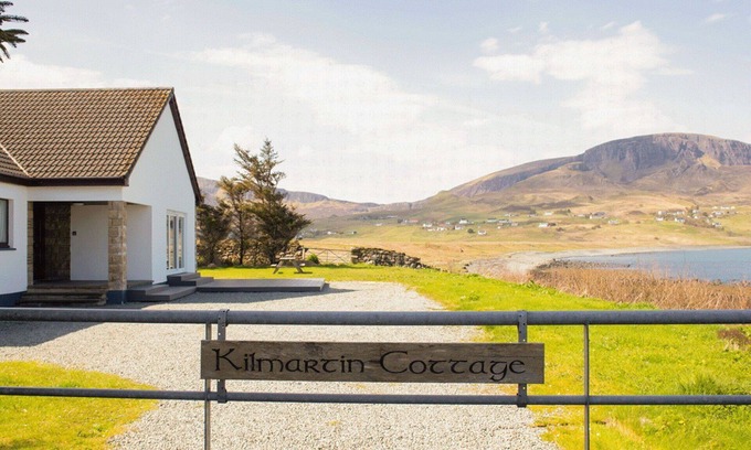 Staffin House | Stunning private villa for 6 people with WIFI, TV and pets allowed