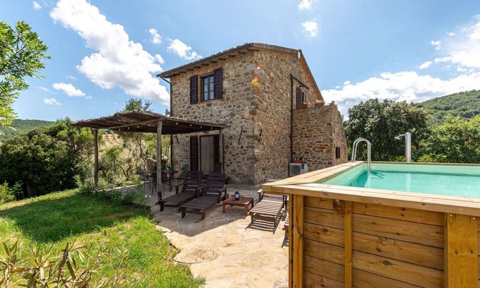 Cinigiano House | Stunning private villa with private pool, A/C, WIFI, TV, patio, pets allowed and panoramic view