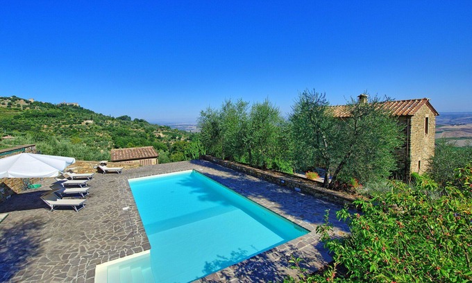 Montalcino Villa | Stunning private villa for 8 people with WIFI, private pool, patio and panoramic view