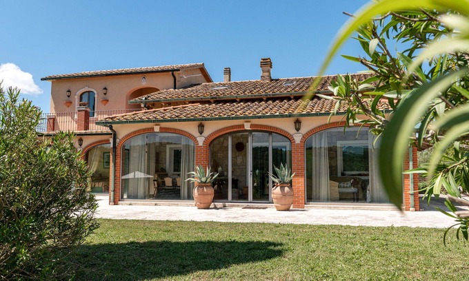 Manciano Villa | Stunning private villa for 9 people with WIFI, private pool, A/C, patio and pets allowed