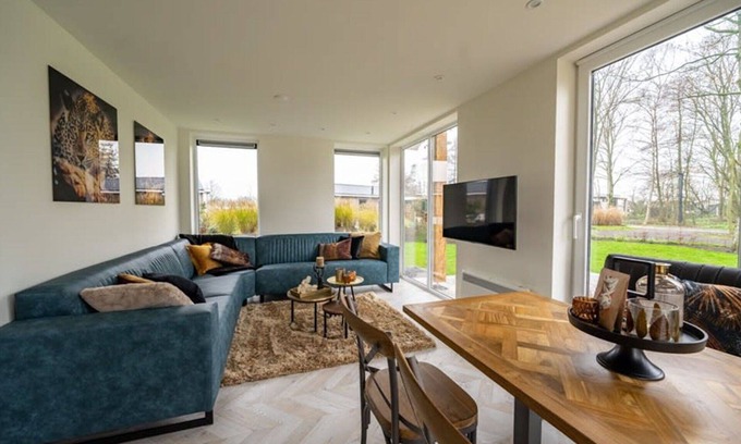 Nunspeet House | Stunning private villa for 10 people with pool, WIFI, TV and terrace