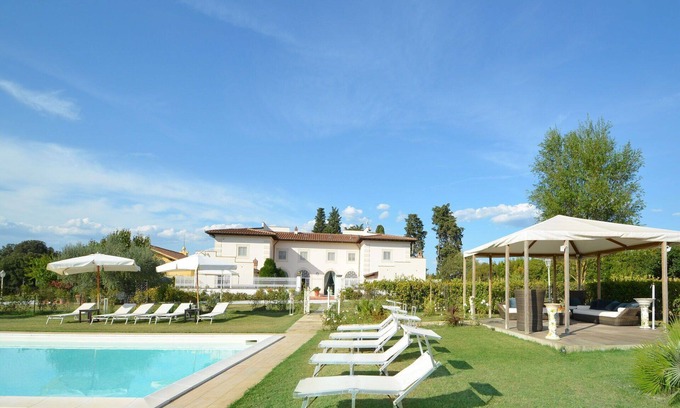 Signa Villa | Stunning private villa for 14 people with hot tub, A/C, WIFI, private pool and TV, close to Flor.