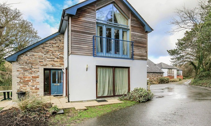 Carnon Downs House | Stunning private villa for 4 guests with pool, WIFI, TV, pets allowed and parking