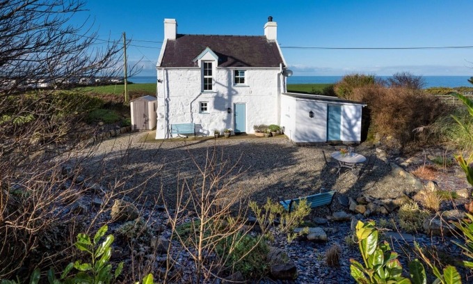 Edern House | Stunning private villa for 4 guests with WIFI, TV, patio and parking