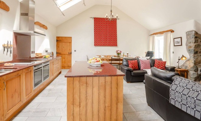 Garn Fadryn Villa | Stunning private villa for 10 guests with WIFI, TV, patio, pets allowed and parking
