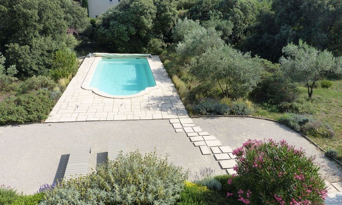 Pujaut House | Stunning private villa for 6 guests with WIFI, private pool, A/C, TV, terrace and parking