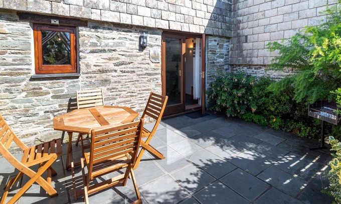 Fivelanes House | Stunning private villa for 2 people with WIFI, hot tub, TV, patio and pets allowed