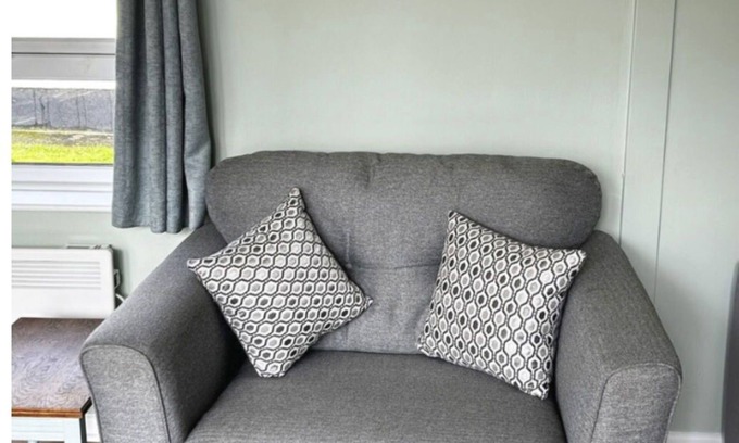 Liskeard House | Stunning private villa for 4 people with WIFI, TV, patio and pets allowed