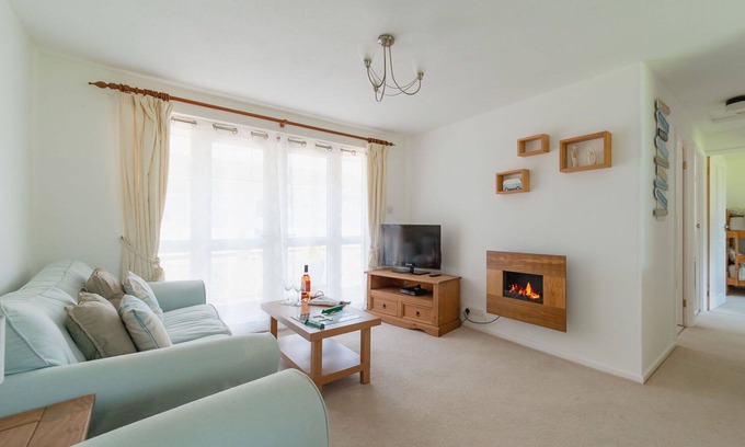 Liskeard House | Stunning private villa for 4 guests with WIFI, TV and patio