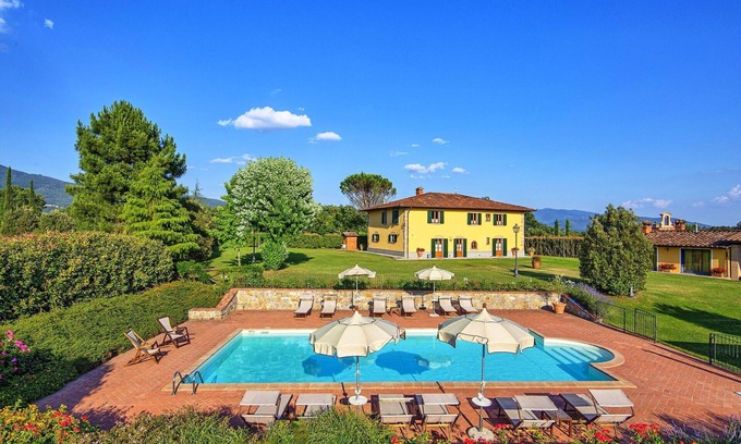Porrena Villa | Stunning private villa with WIFI, private pool, TV, patio, pets allowed and panoramic view
