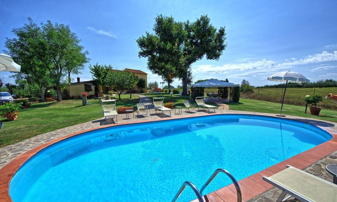 Le Piazze Villa | Stunning private villa with WIFI, private pool, TV, pets allowed and panoramic view, close to Ar.