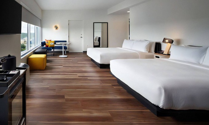 Williamsburg House | Stunning Queen Room to Stay near Discovery Cove