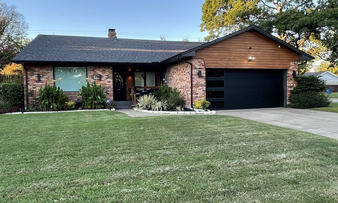 White Rock Hills House | Stunning Remodeled Home, Minutes from Downtown (pet-friendly)