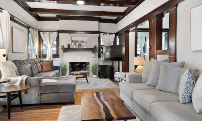 Birmingham House | Stunning Retreat with a pool, sleeps 12 guests, walking distance to Downtown.