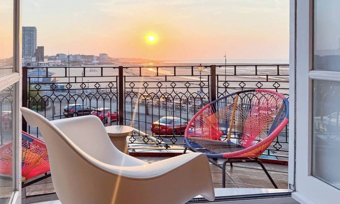 Margate Old Town House | Stunning Sea View Townhouse in Margate's Historic Terrace, Sleeps 8, Near Beach & Old Town