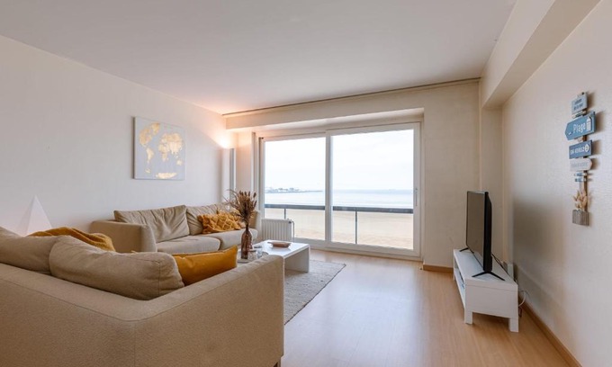 Heist Apartment | Stunning Seaview apt on 7th floor at beachfront