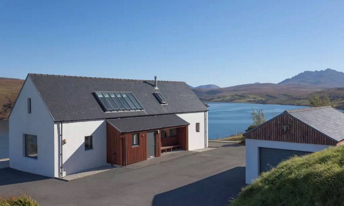 Beinn Orasaigh House | Stunning self catering house spectacularly located on the beautiful Isle of Skye