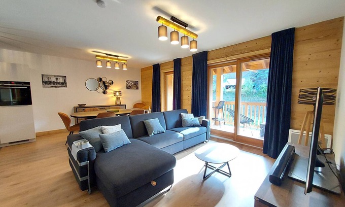 Valmorel Apartment | Stunning Ski-in/Ski-out Apartment for 7 with Balcony, WIFI and Parking
