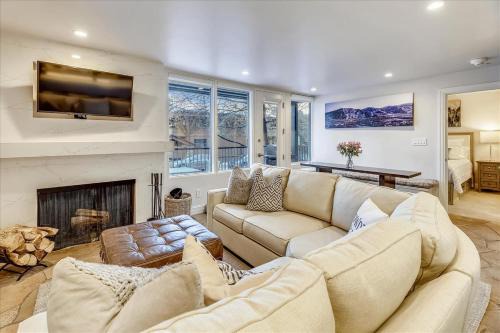 Aspen Apartment | Stunning Ski In-Ski Out Condo with Pool & Hot Tub