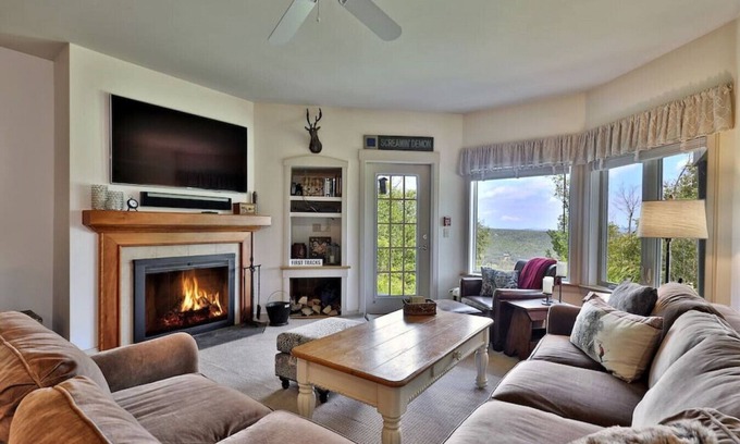 Ludlow House | Stunning Solitude Condo with Direct Ski Access and shared Amenities