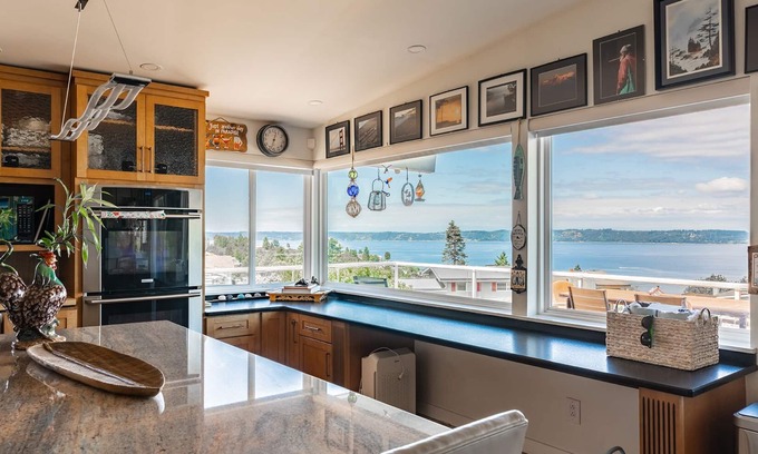 Federal Way House | Stunning Sound View+Luxury Stylish Design+ two Kitchens!