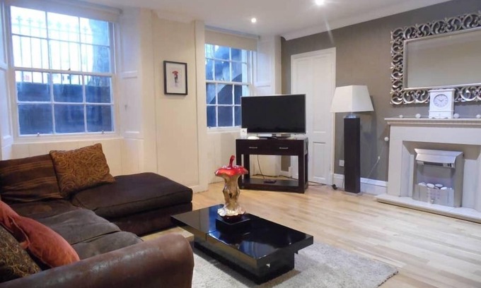 Glasgow Westend Apartment | Stunning, Spacious, 2 bedroom Finnieston Apt, private parking and close to SEC &