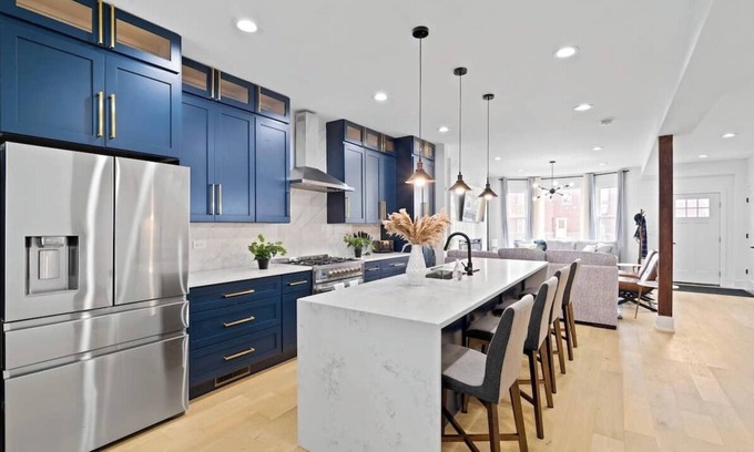 Bucktown House | Stunning/Spacious 6BD Home + garage - Bucktown!