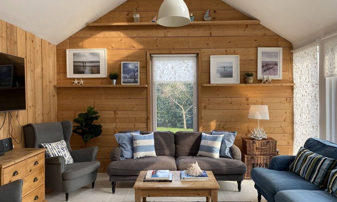 Camber Cottage | Stunning Spacious Seaside cottage, 1 minute from the beach sleeps 12