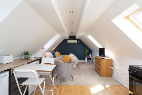Eaton Mascott Apartment | Stunning studio flat with dedicated private garden