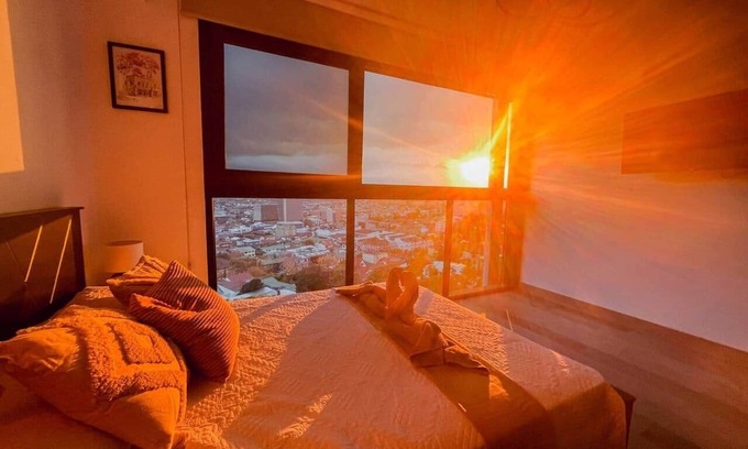 Barrio Escalante Apartment | Stunning Sunset View Apartment with Free Parking
