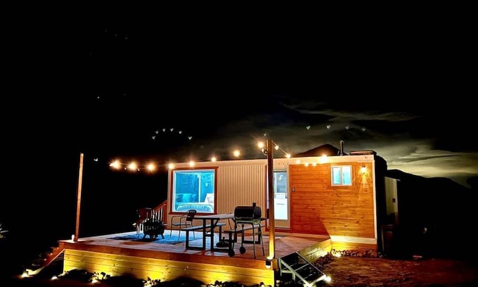 Meadview House | Stunning Tiny House with Picnic Space, Barbecue and Fire Pit in Meadview, Arizona