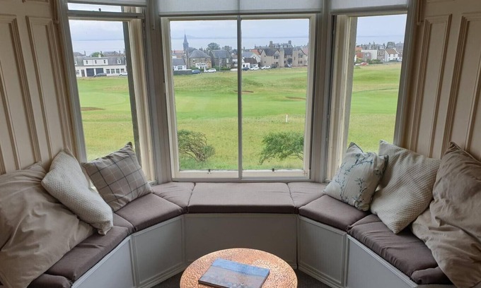 Earlsferry Apartment | Stunning upper villa in Earlsferry overlooking the Golf Course